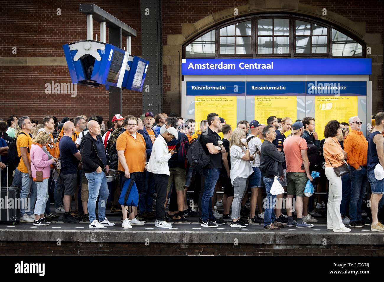 2022-09-02 10:47:32:19 AMSTERDAM - Amsterdam Central è occupato con la gente che desidera andare a Zandvoort. È qui che inizia la Formula 1. Poiché ci si aspettava una grande folla, il NS ha un treno che parte ogni cinque minuti tra Amsterdam Central e la stazione di Zandvoort aan Zee. ANP RAMON VAN FLYMEN olanda fuori - belgio fuori Foto Stock