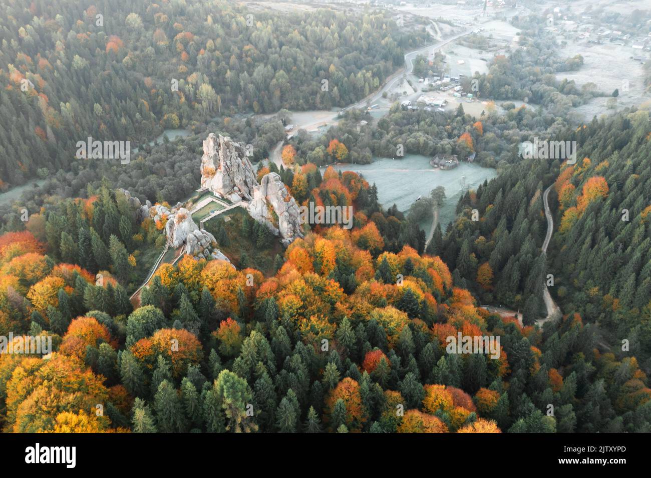 Vista aerea dal drone alla fortezza di Tustan - monumento archeologico e naturale di rilevanza nazionale nel villaggio di Urych in autunno, Ucraina. Fotografia di paesaggio Foto Stock