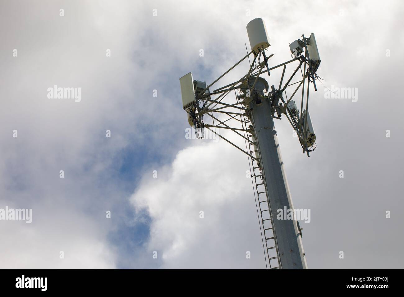 Torre di telecomunicazione di 4G e 5G cellulare su sfondo cielo nuvole. Foto Stock
