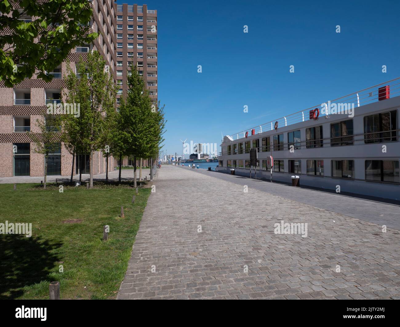 Paesaggio urbano ad Anversa presso il Kattendijkdok e la casa portuale Foto Stock