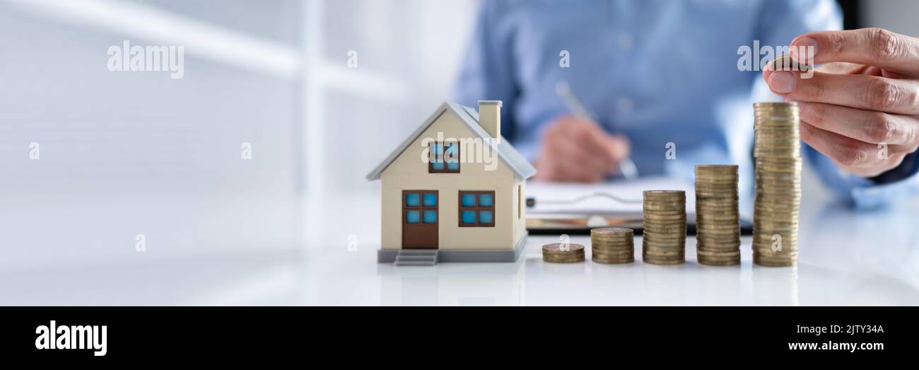Assicurazione sulla proprietà e denaro fiscale. Crescita degli investimenti nelle case Foto Stock