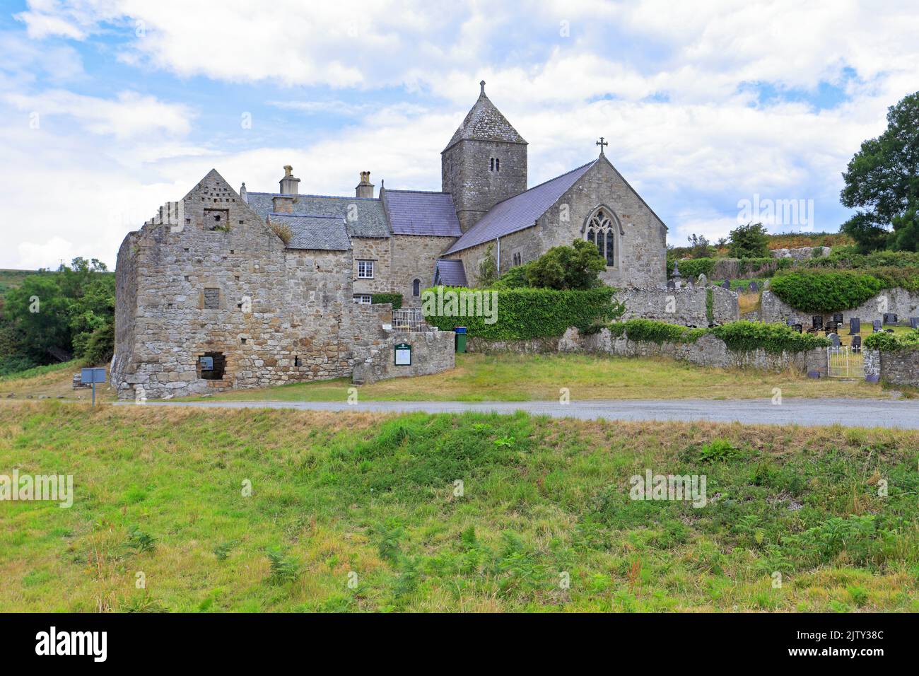 Penmon Priory sul Wales Cost Path, Penmon vicino a Beaumaris, Isola di Anglesey, Ynys Mon, Galles del Nord, REGNO UNITO. Foto Stock