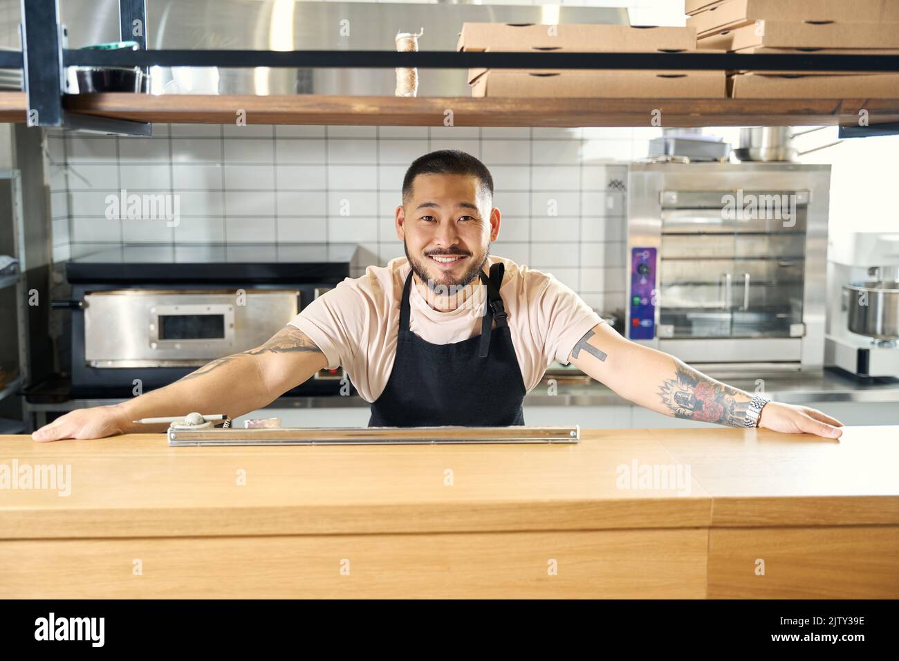 Ristorante locale che apre una posizione di lavoro di un cuoco Foto Stock