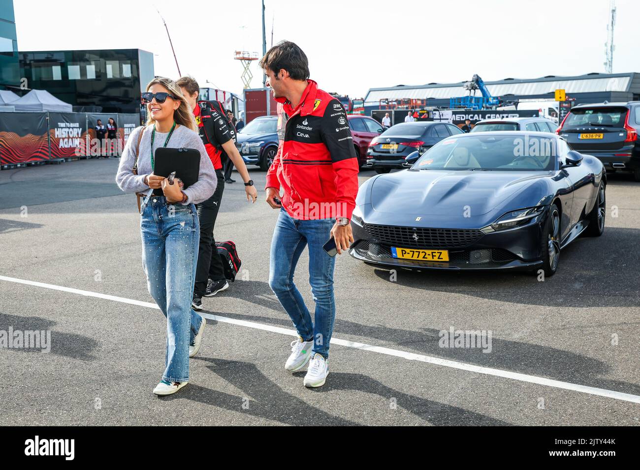 Zandvoort, paesi Bassi. 02nd Set, 2022. SAINZ Carlos (spa), Scuderia Ferrari F1-75, con la sua ragazza HERNAEZ Isabel durante la Formula 1 Heineken Dutch Grand Prix 2022, 15th° round del Campionato del mondo FIA di Formula uno 2022 dal 2 al 4 settembre 2022 sul circuito di Zandvoort, in Olanda, Belgio - Foto: Florent Gooden / DPPI/DPPI/LiveMedia Credit: Independent Photo Agency/Alamy Live News Credit: Independent Photo Agency/Alamy Live News Foto Stock