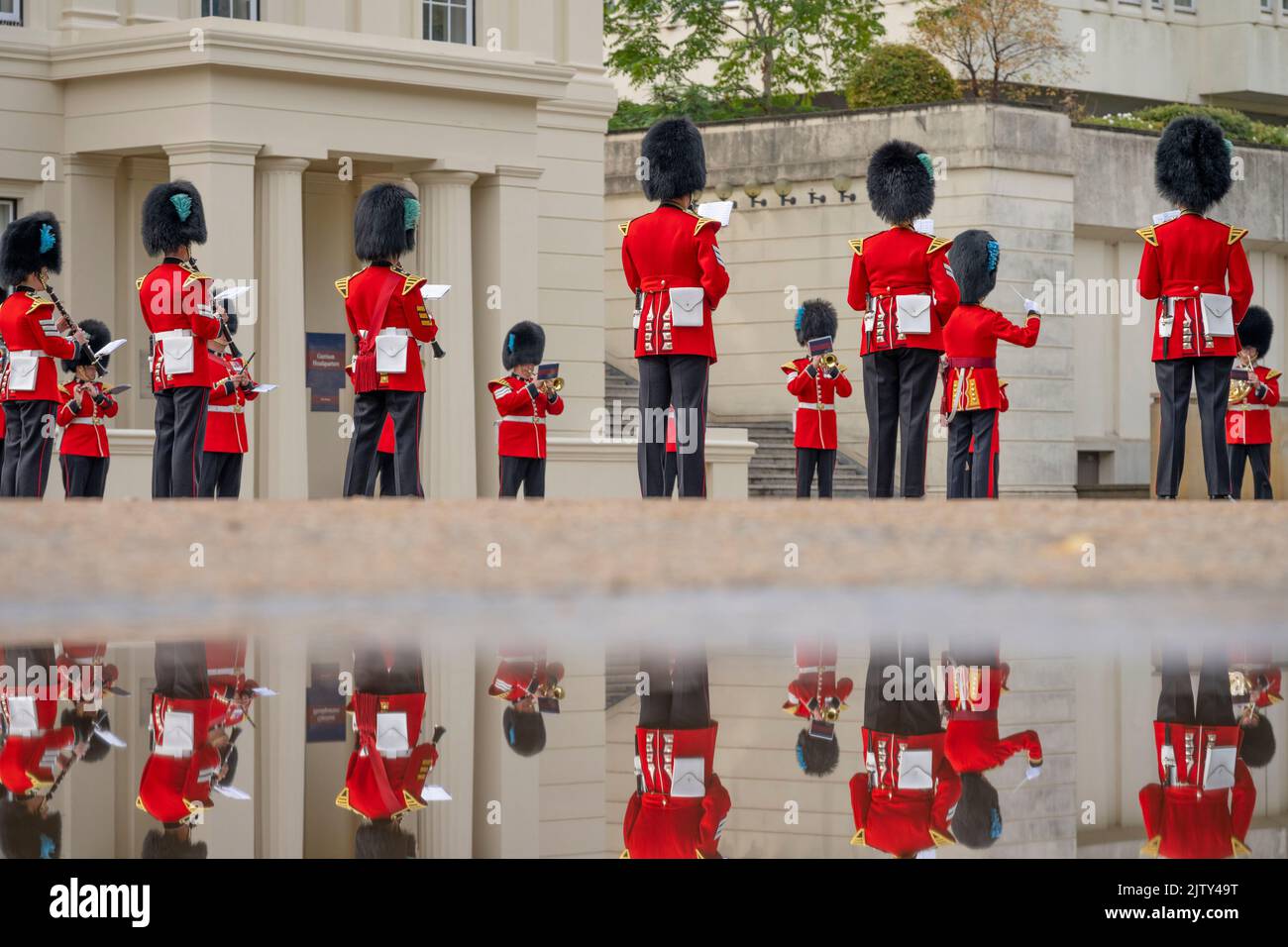 Wellington Barracks, Londra, Regno Unito. 2nd Set, 2022. Nell'ambito del programma di modernizzazione dell'esercito "Future Soldier", sono state formate due nuove società di servizio pubblico delle guardie del piede, che resuscivano le tradizioni e l'etica delle storiche e onorate battaglie 2nd Guardie irlandesi (sospese nel 1947). La prima di queste nuove società, la Number 12 Company Irish Guards, inizia il suo primo Guard Mount a Buckingham Palace il 2 settembre dopo la formazione e l'ispezione presso la Wellington Barracks prima di marciare a Buckingham Palace. Credit: Malcolm Park/Alamy Live News Foto Stock