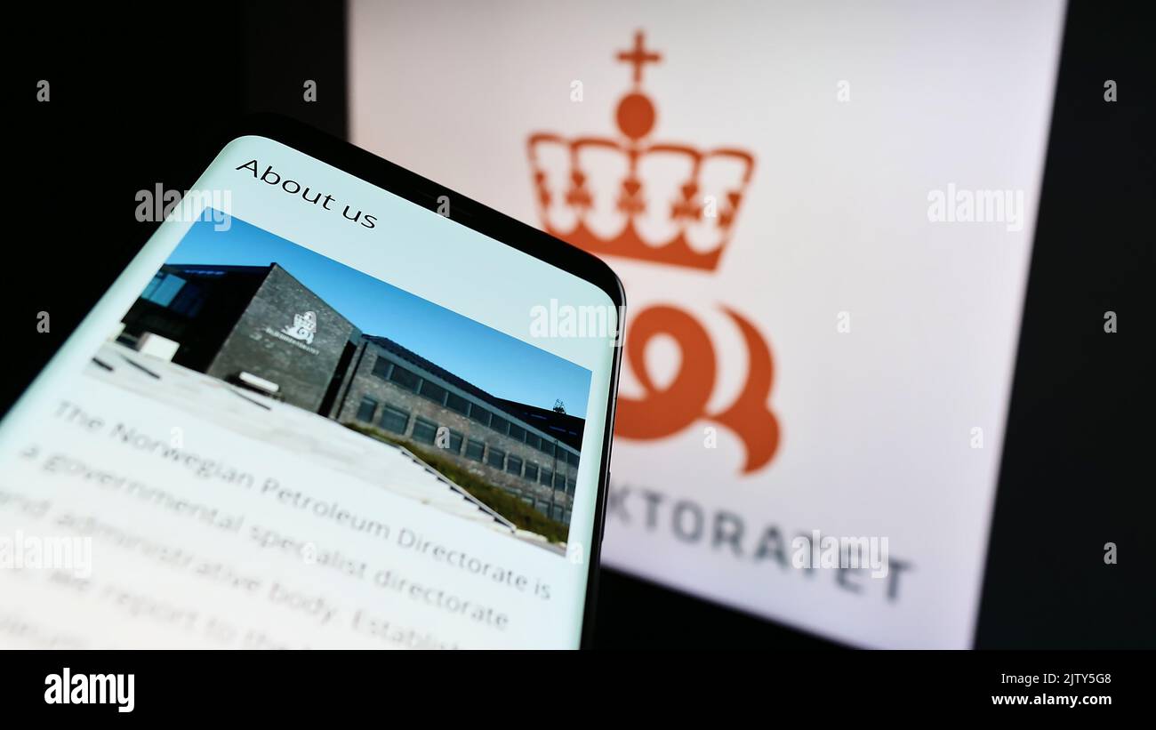Smartphone con sito Web dell'agenzia Norwegian Petroleum Directorate (NPD) sullo schermo davanti al logo. Messa a fuoco in alto a sinistra del display del telefono. Foto Stock