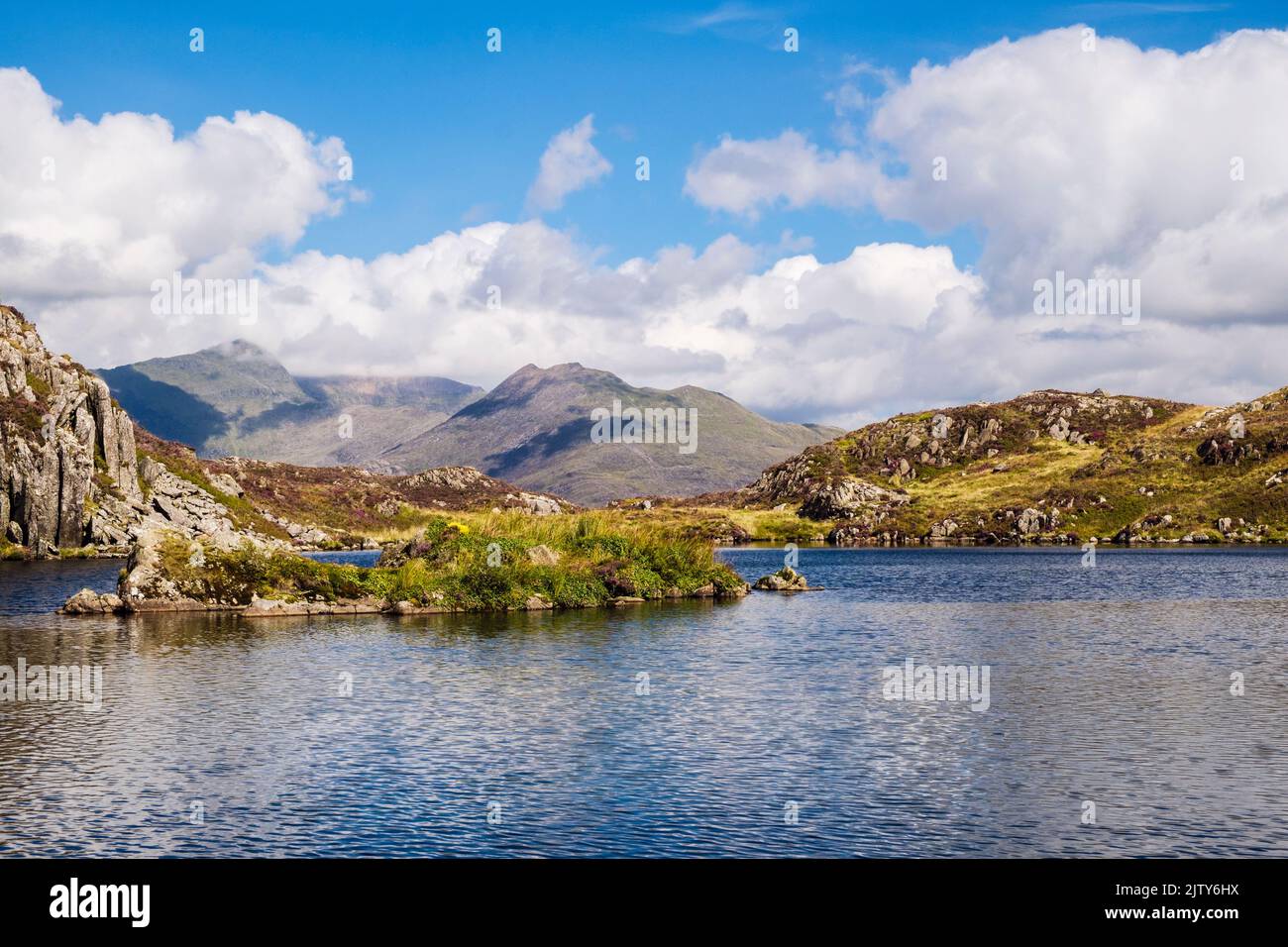 Il ferro di cavallo Snowdon visto da Llyn Cerrig y mylt lago sulle pendici inferiori del Cnicht. Beddgelert, Gwynedd, Galles settentrionale, Regno Unito, Gran Bretagna Foto Stock