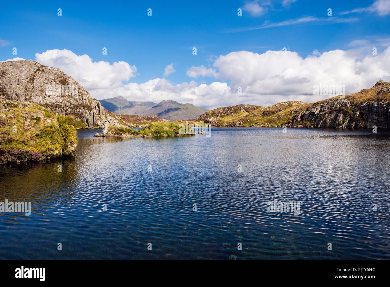 Il ferro di cavallo Snowdon visto da Llyn Cerrig y mylt sulle pendici inferiori del Cnicht. Beddgelert, Gwynedd, Galles settentrionale, Regno Unito, Gran Bretagna Foto Stock