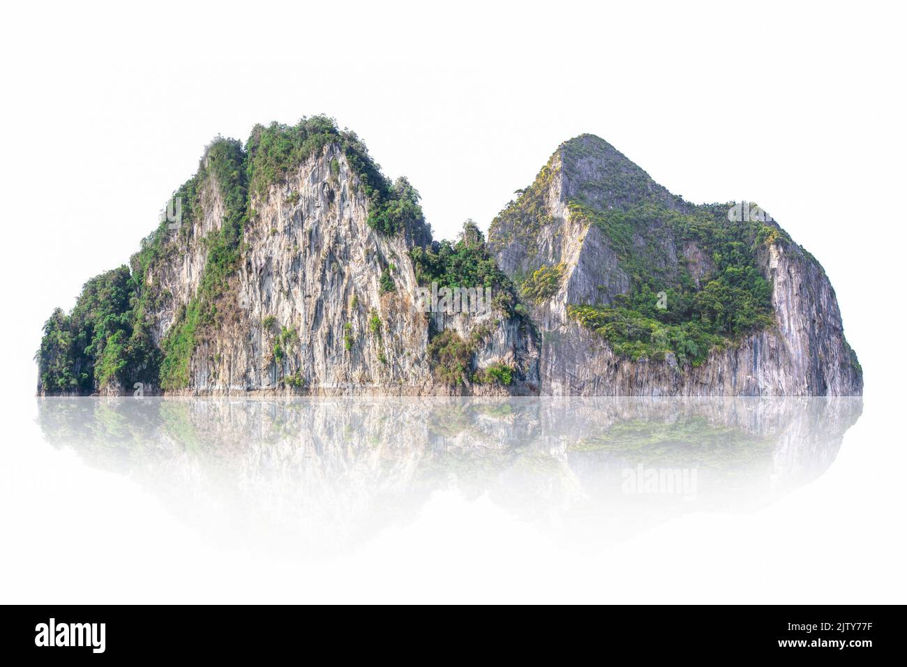 Isola tropicale naturale, collina, montagna rocciosa isolata su sfondo bianco Foto Stock