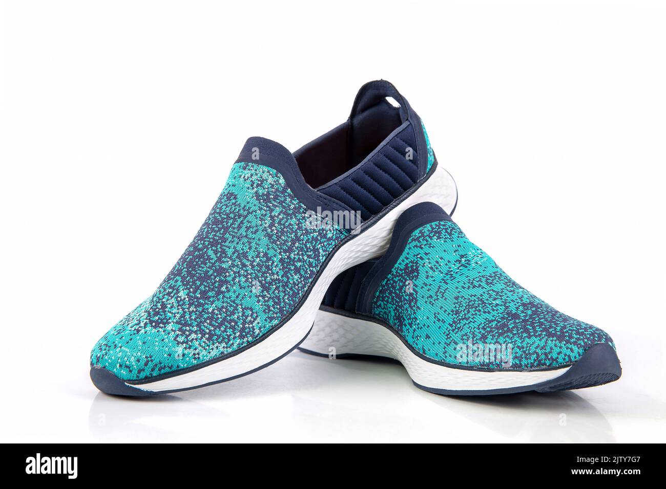 Sneakers verdi o scarpe da running sportive isolate su un bianco sfondo Foto Stock