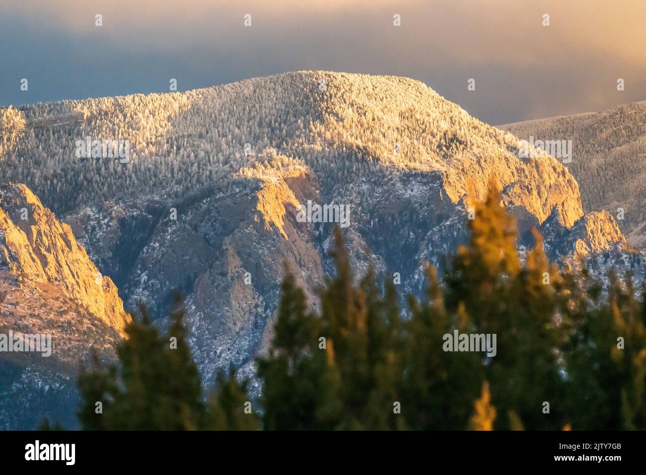 La catena montuosa di Sandia ad Albuquerque, New Mexico, è immersa nella luce dorata nel tardo pomeriggio Foto Stock