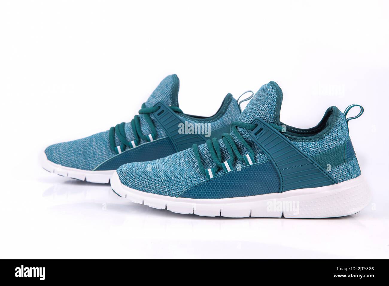 Sneakers verdi o scarpe da running sportive isolate su un bianco sfondo Foto Stock