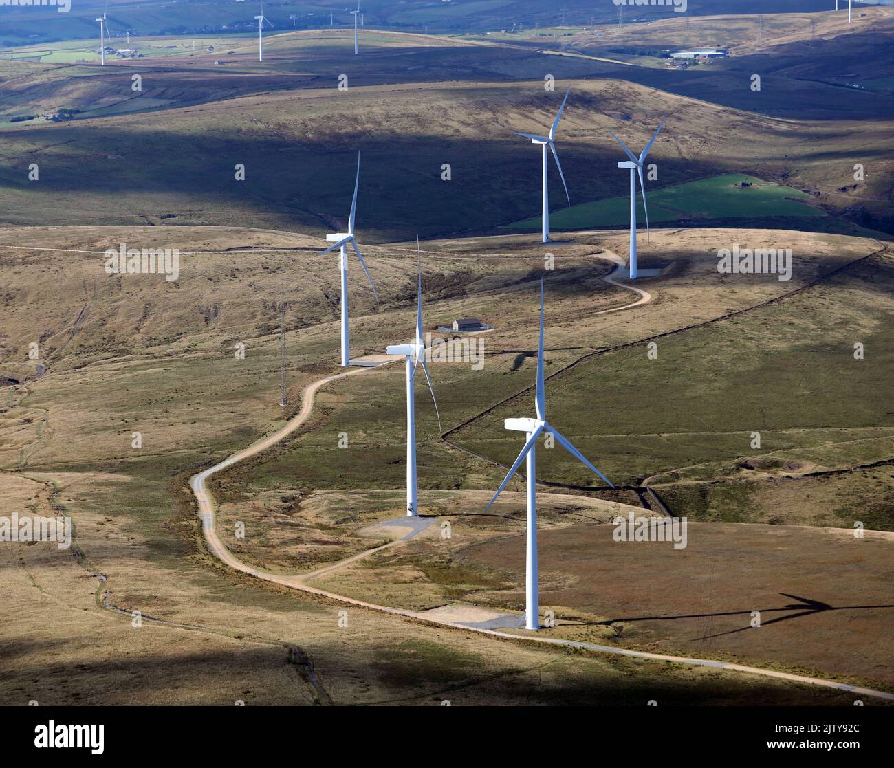 Veduta aerea delle turbine eoliche, parte della scout Moor Wind Farm sulla Pennines a nord di Rochdale, Regno Unito Foto Stock
