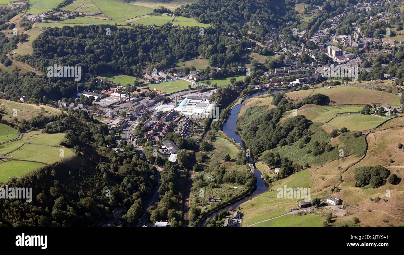 Veduta aerea dal sud di Walsden, un grande villaggio nella parrocchia civile di Todmorden, Calderdale, West Yorkshire Foto Stock