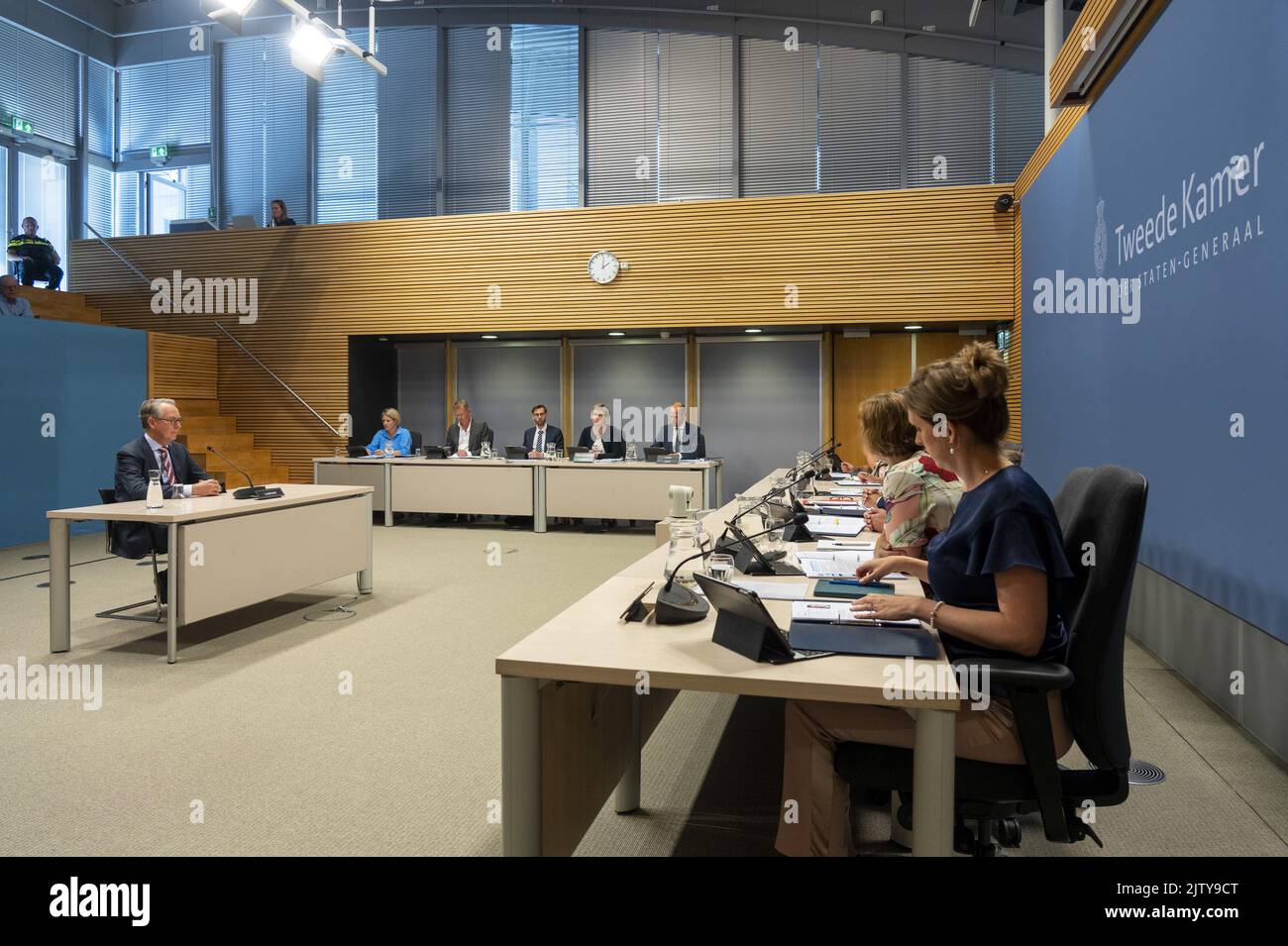 2022-09-02 14:00:47:19 L'AIA - Gertjan Lankhorst nella Sala d'indagine della Camera dei rappresentanti durante un'interrogazione pubblica della commissione d'inchiesta parlamentare per l'estrazione di gas naturale a Groningen. La commissione sta studiando gli anni della trivellazione del gas nella provincia. Dal 2003 al 2005 è stato Direttore Generale per l'energia presso il Ministero dell'Economia e Amministratore Delegato di GasTerra (2006-2016). Dal 2017 è presidente dell'Associazione per l'energia, l'ambiente e l'acqua. ANP LEX VAN LIESHOUT olanda - belgio fuori Foto Stock