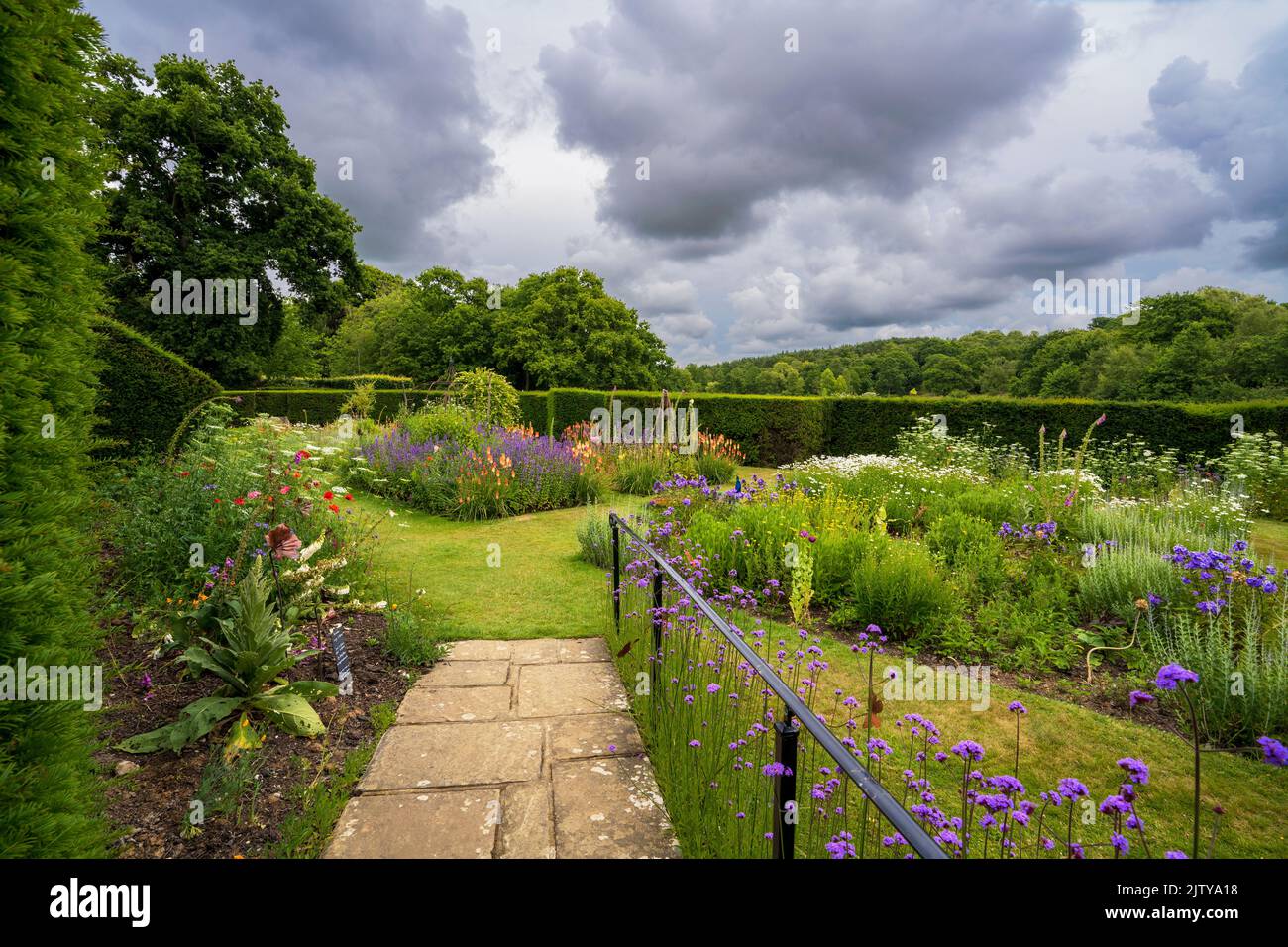 I giardini di Herstmonceux Castle, Herstmonceux, East Sussex, England, UK Foto Stock