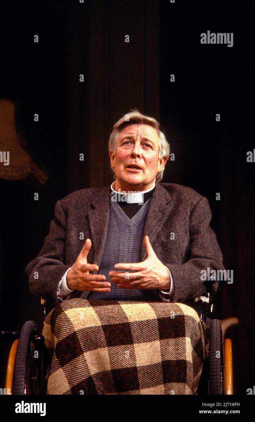 Paul Daneman (Padre James Brown) nel SALOTTO di Graham Greene al Royalty Theatre, Londra WC2 22/10/1987 design: Carl Toms illuminazione: Leonard Tucker regista: Bryan Forbes Foto Stock