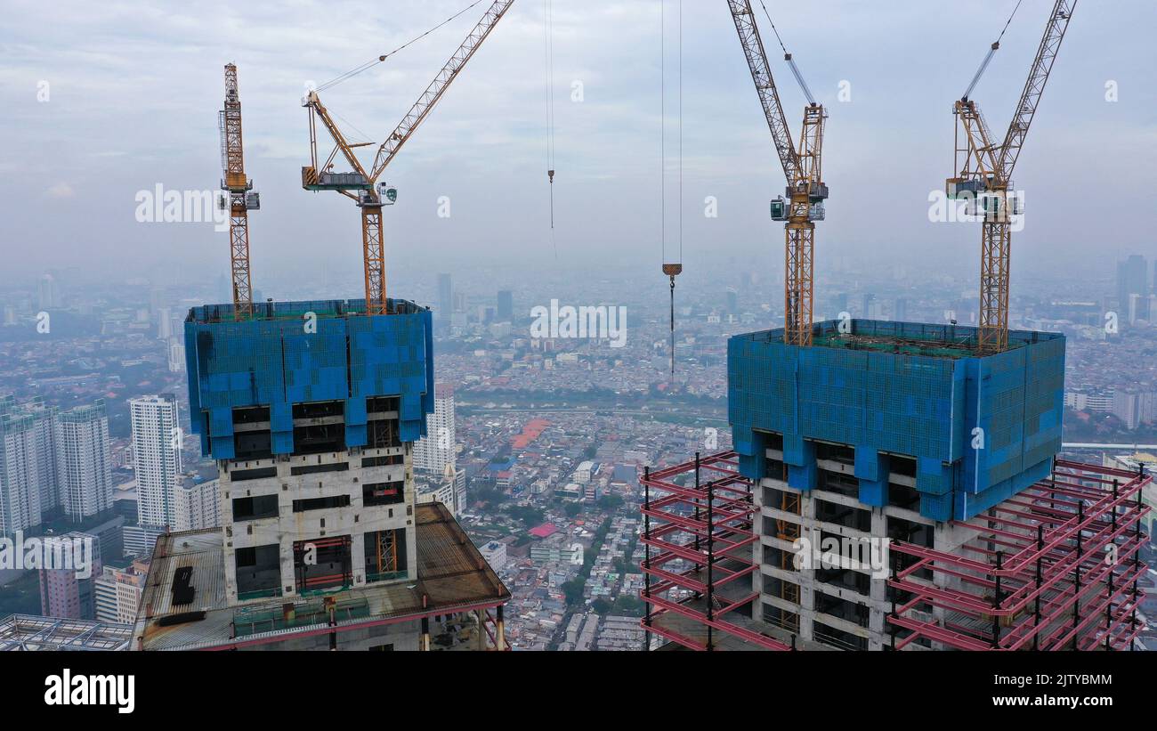 Vista aerea del cantiere. Persone che lavorano. Vista dall'alto del nuovo appartamento in costruzione. Foto realizzata dal drone dall'alto Foto Stock