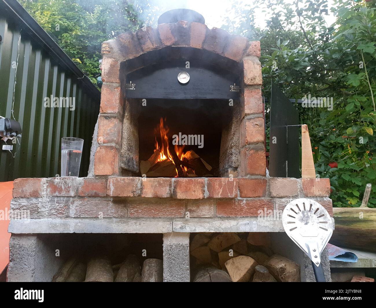 home costruito forno per pizza all'aperto costruito in un giardino nel regno unito Foto Stock