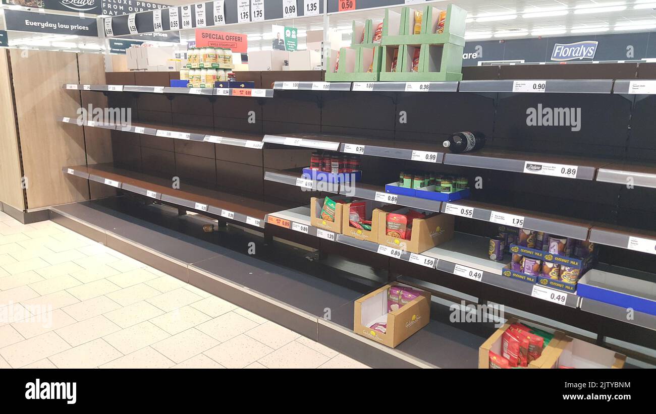 scaffali di pasta vuoti in un supermercato lidl durante il blocco covid 19 panico acquisto in irlanda del nord Foto Stock