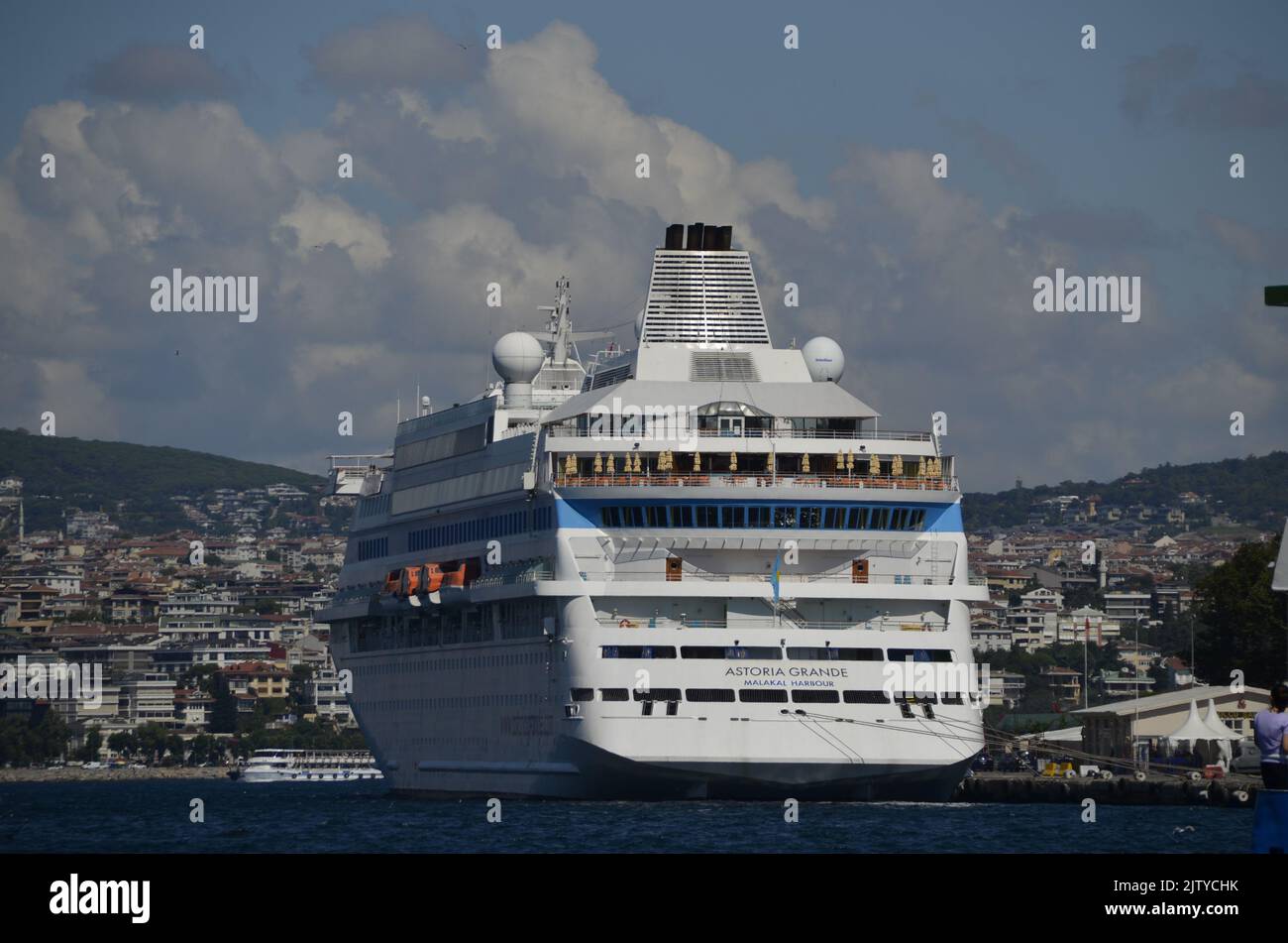 Stambul, Sarayburnu, Turchia Agosto 2022. Nave da crociera, nave da crociera di lusso nel porto di Istanbul e nel Bosforo Foto Stock