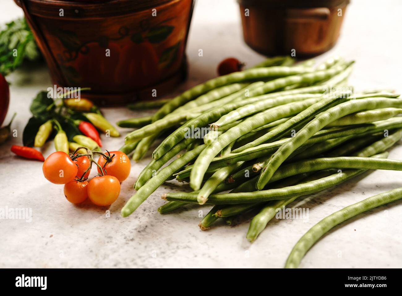 Ancora la vita di verdure fresche di casa verde stringa fagioli tomotoes ciliegia, fuoco selettivo Foto Stock