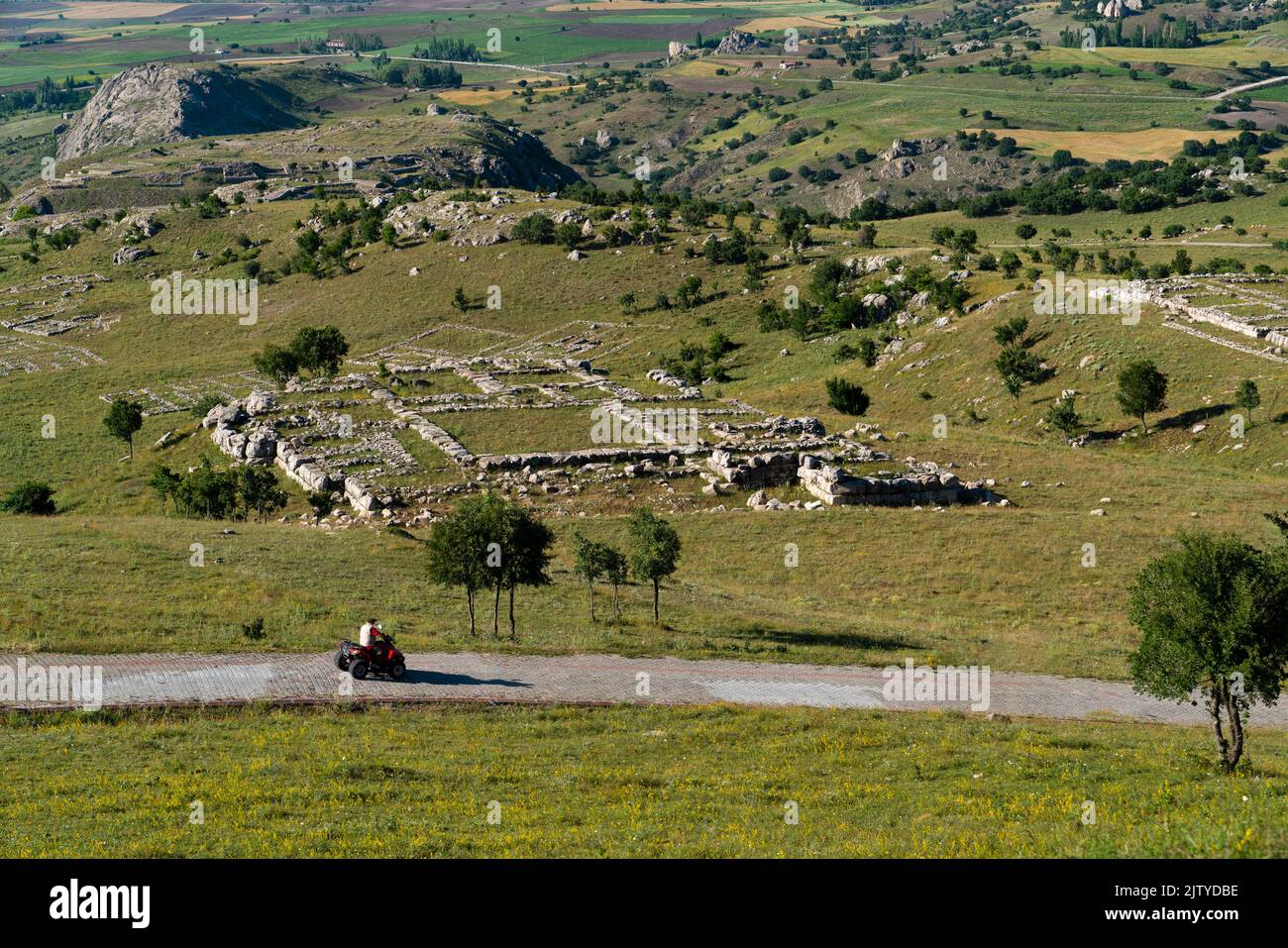 Vista generale di Hattusa era la capitale dell'Impero ittita con alcune strutture in pietra. Corum, Turchia. Foto Stock