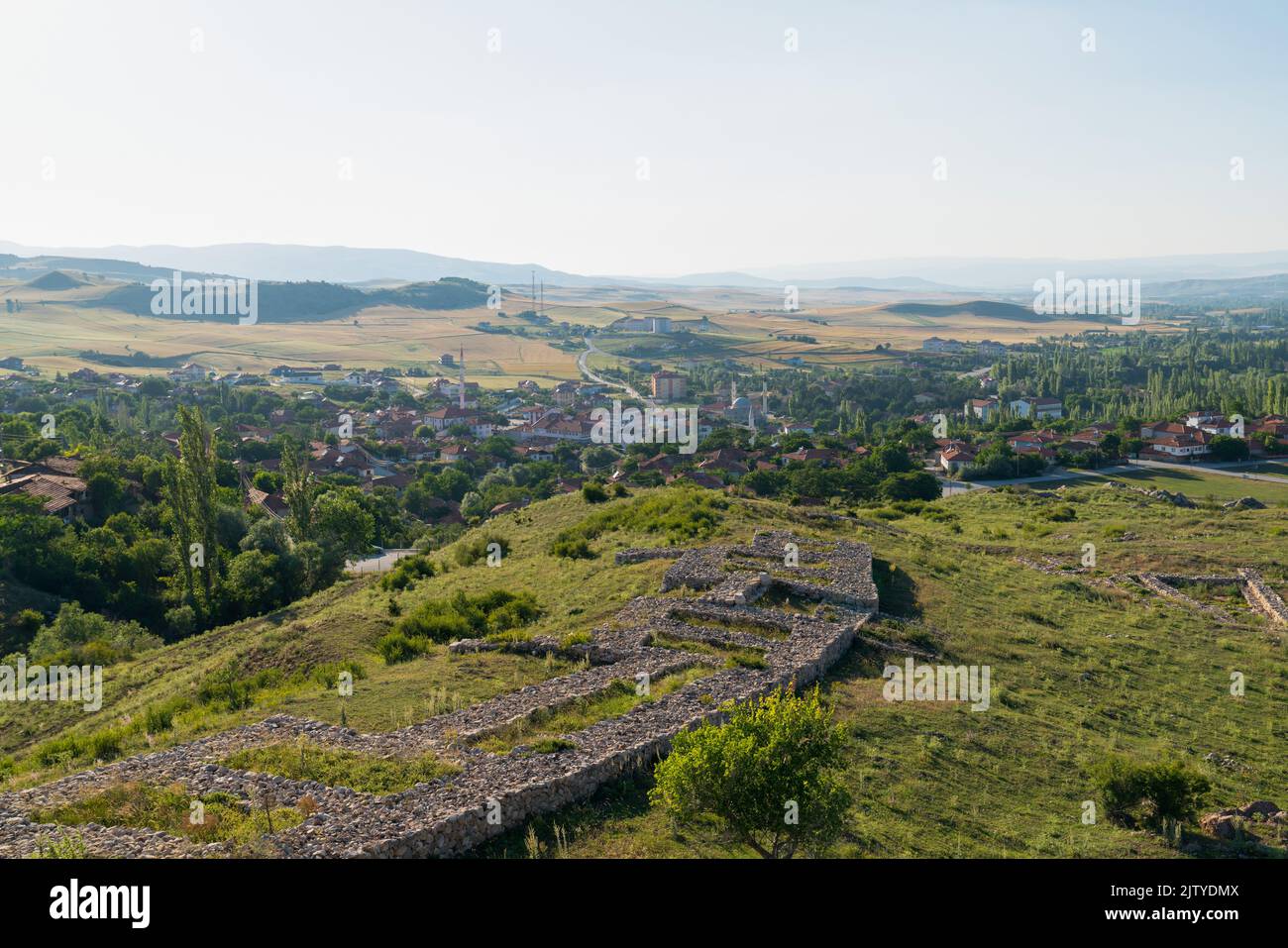 Vista generale di Hattusa era la capitale dell'Impero ittita con alcune strutture in pietra e moderna città Bogazkale sullo sfondo. Corum, Turchia. Foto Stock