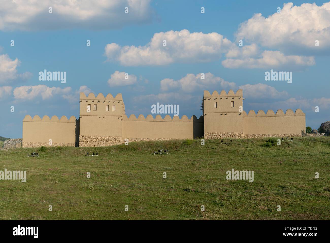 Ricostruzione di una parte di una fortificazione alle rovine della vecchia capitale ittita Hattusa, Corum, Turchia Foto Stock