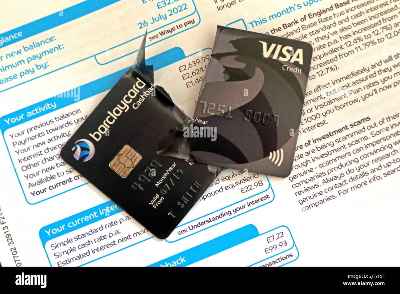 Elevata inflazione e budget strizzati, tempo di cancellare e tagliare le carte di credito, per controllare la spesa domestica e familiare Foto Stock