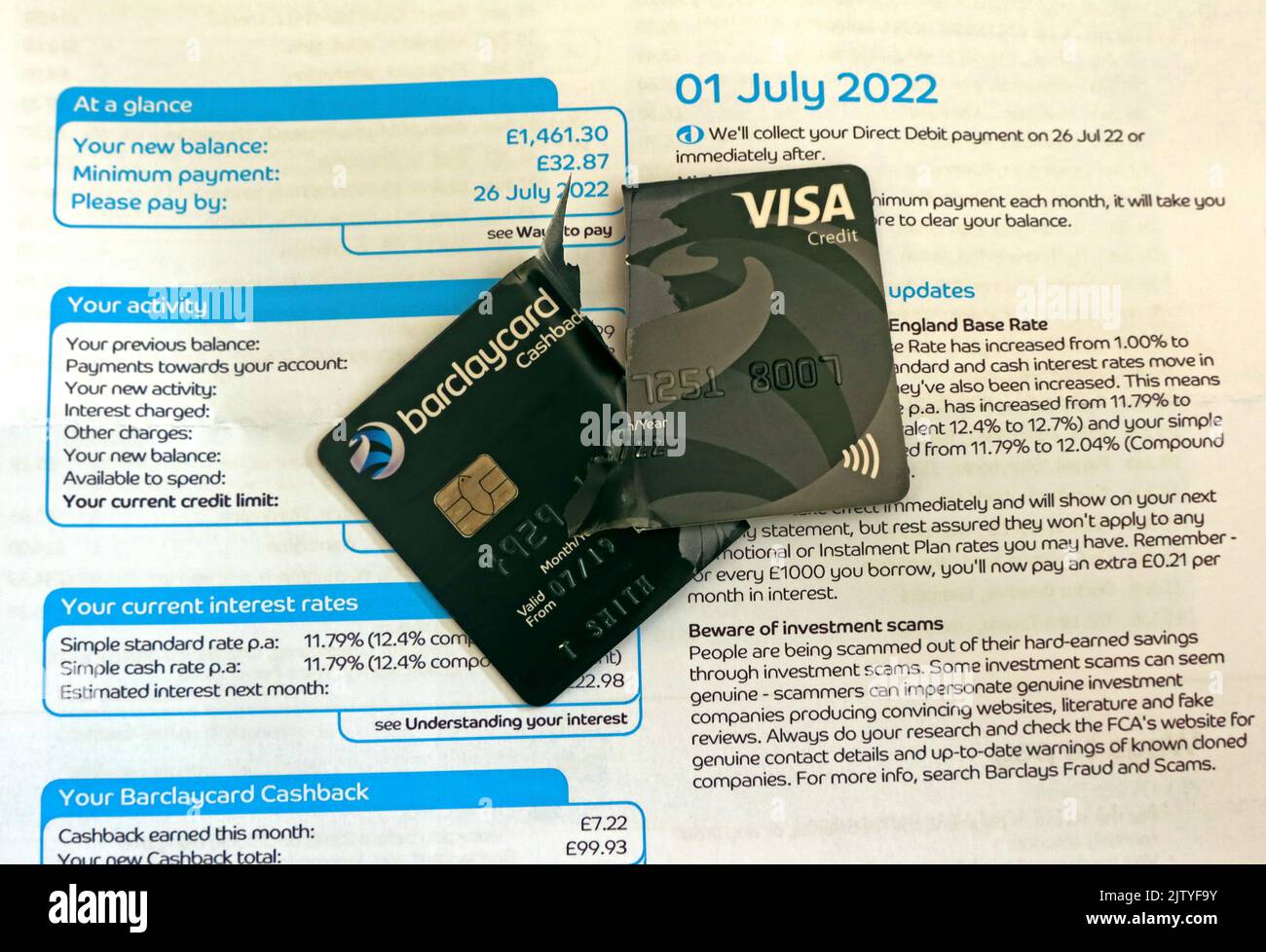 Elevata inflazione e budget strizzati, tempo di cancellare e tagliare le carte di credito, per controllare la spesa domestica e familiare Foto Stock