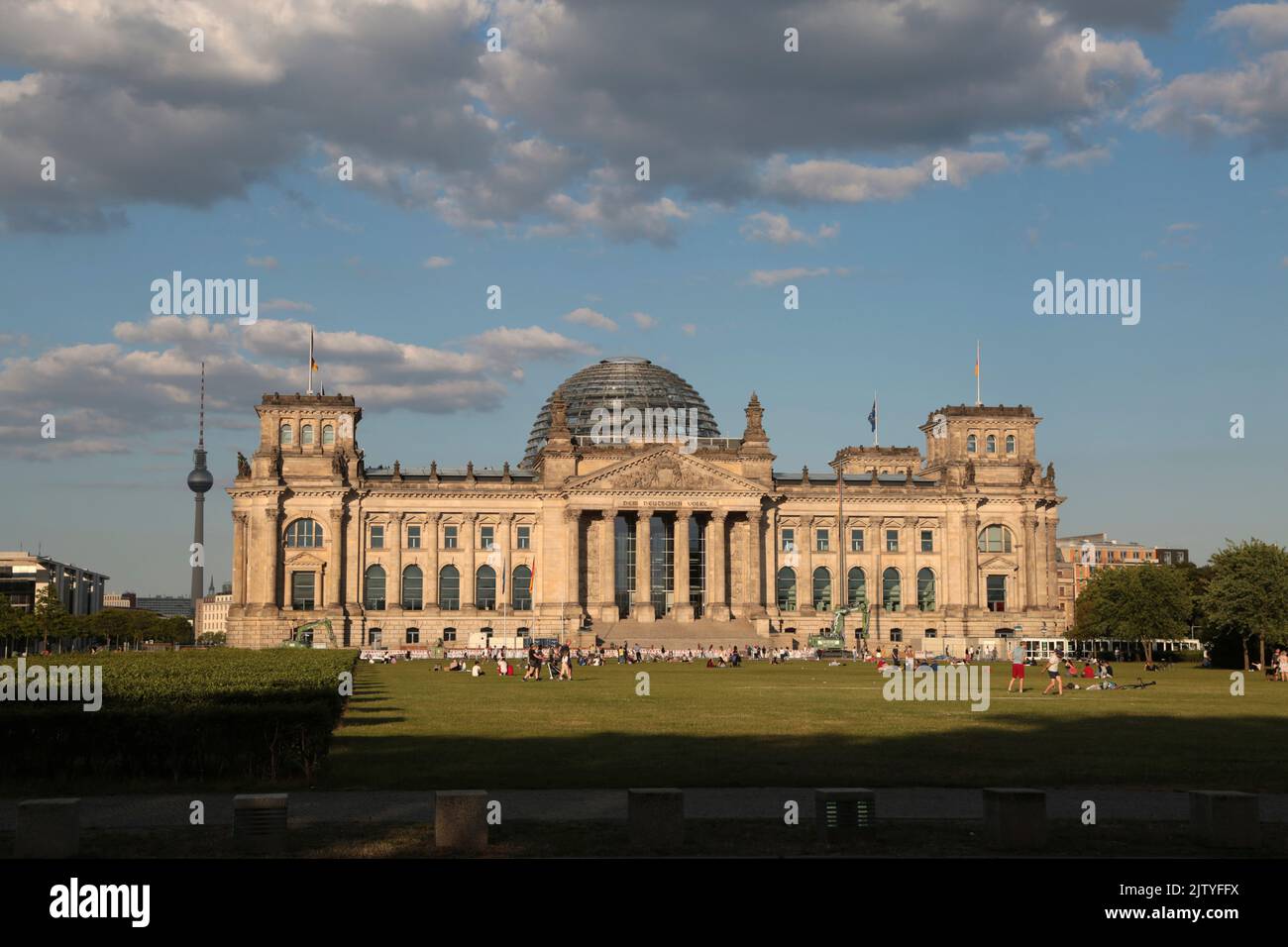 "Berlin, Germany - 06 10 2022" edificio del Reichstag a Berlino, Germania. L'iscrizione sopra l'ingresso significa 'al popolo tedesco'. Foto Stock