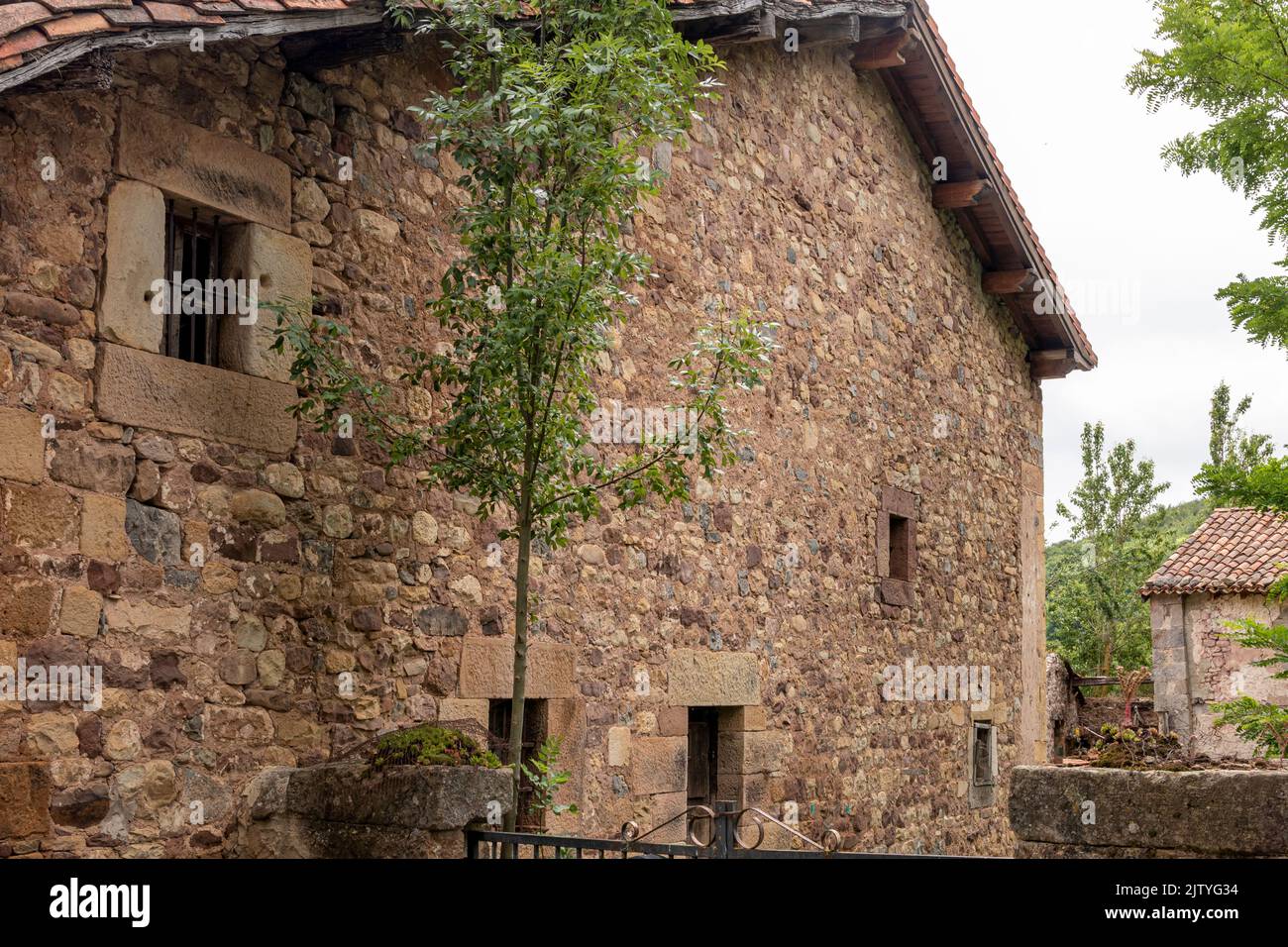 casa in pietra in una città spagnola in provincia di cantabria Foto Stock