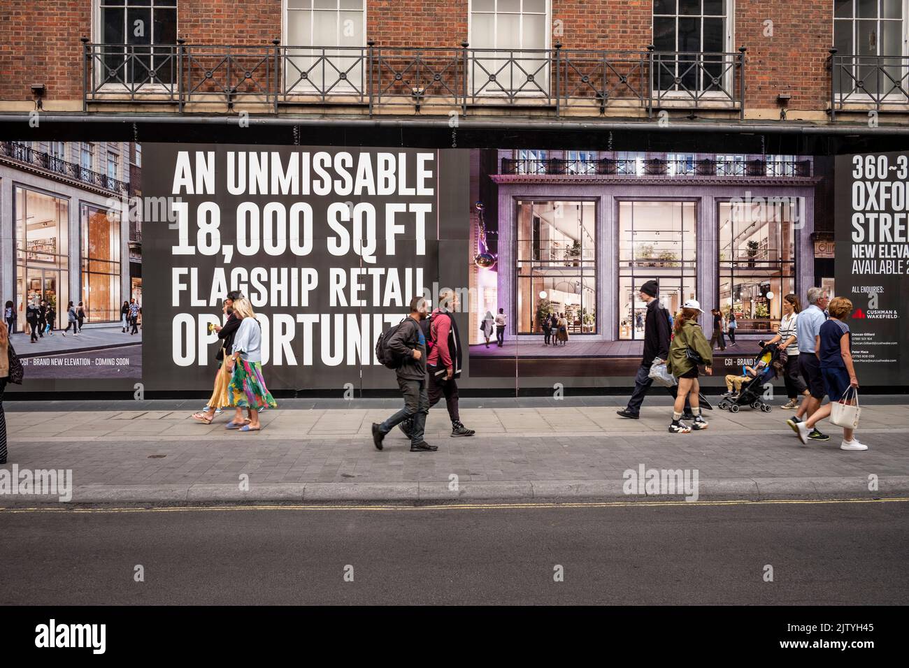 Oxford Street, Londra, Regno Unito. 2nd Set, 2022. Pochissimi clienti e turisti in Oxford Street, la principale via dello shopping di Londra. Segni del costo della crisi vivente ed alto tasso di inflazione di oltre 10 per cento, il più alto da febbraio 1982. Credit: Rena Pearl/Alamy Live News Foto Stock