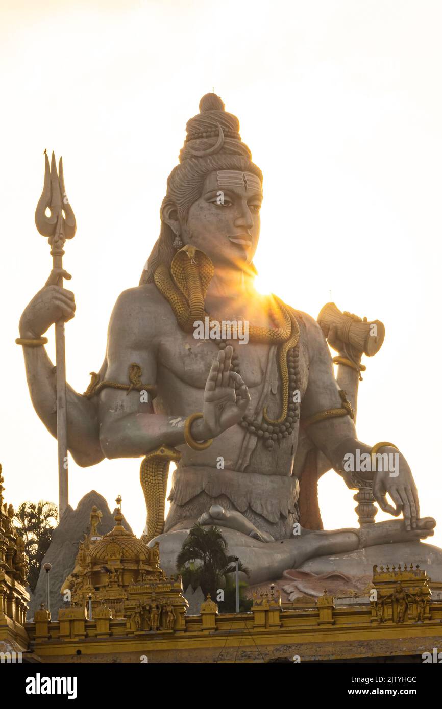 La bella Statua del Signore Shiva, circa 123feet Tall, vicino al Mare di Kannada, Uttara Kannada. Foto Stock