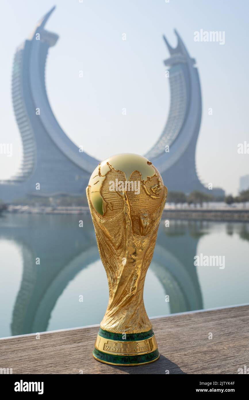 DOHA, QATAR - 2 SETTEMBRE 2022: Trofeo della Coppa del mondo FIFA sullo sfondo del Katara Twin Tower Hotel, Lusail Marina Park Doha, Qatar. Foto Stock