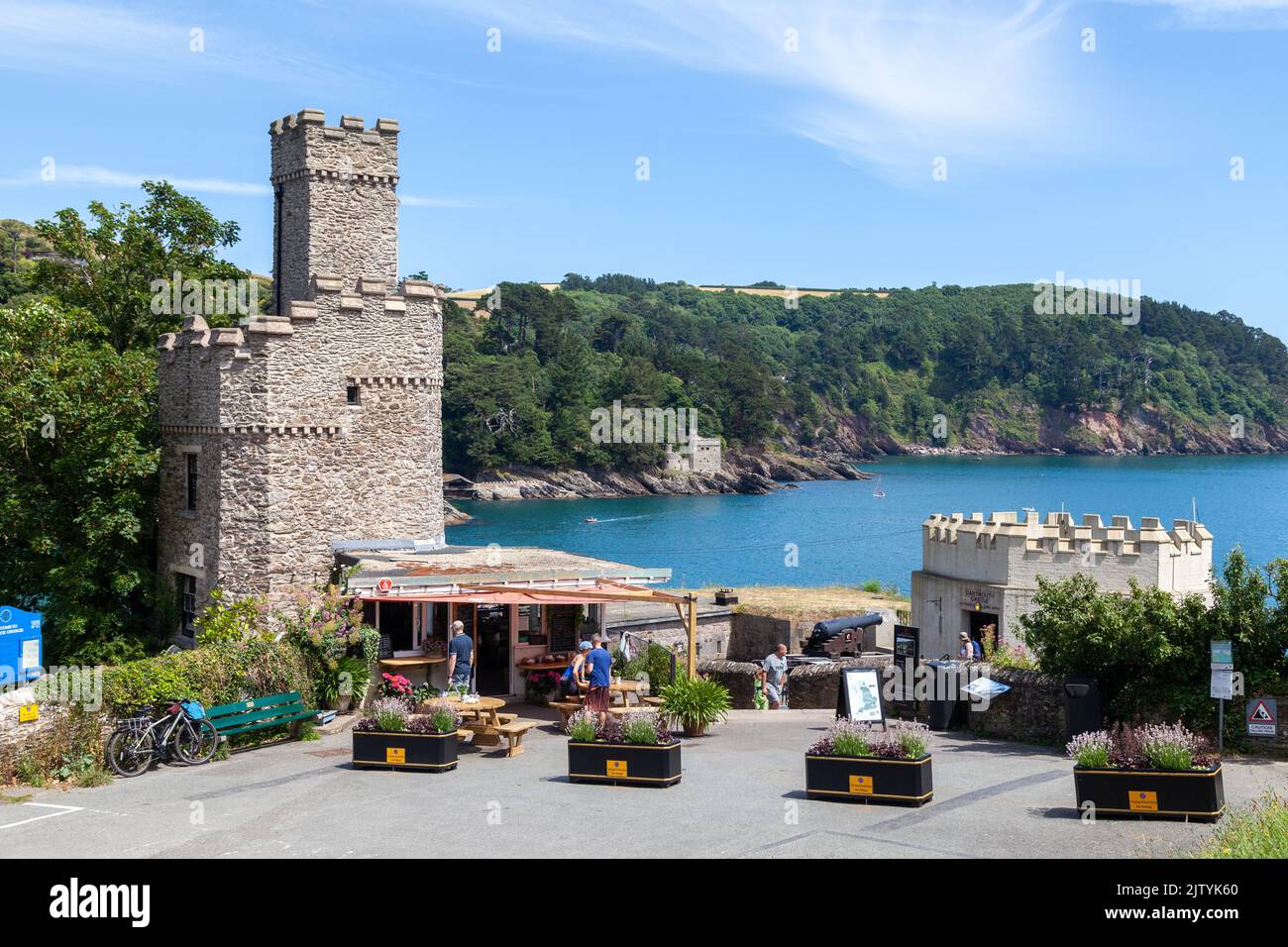 Guardando dal Castello di Dartmouth alla foce del porto di Dartmouth e Kingswear Castle, Devon, Inghilterra. Foto Stock