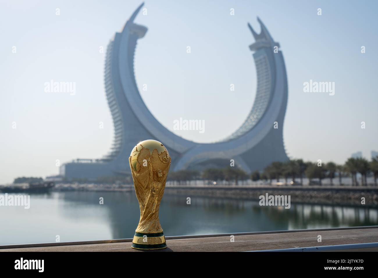 DOHA, QATAR - 2 SETTEMBRE 2022: Trofeo della Coppa del mondo FIFA sullo sfondo del Katara Twin Tower Hotel, Lusail Marina Park Doha, Qatar. Foto Stock