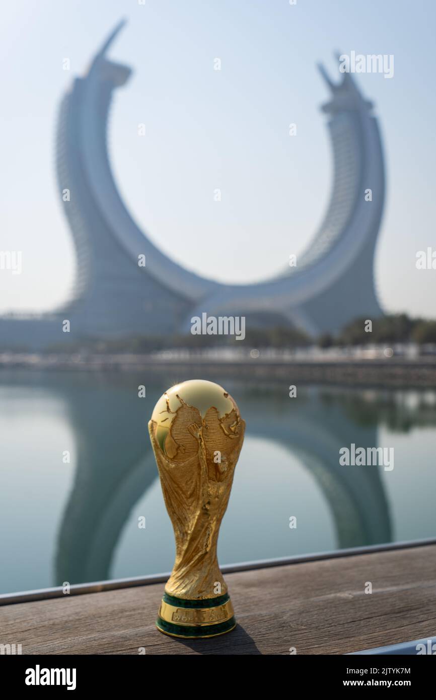 DOHA, QATAR - 2 SETTEMBRE 2022: Trofeo della Coppa del mondo FIFA sullo sfondo del Katara Twin Tower Hotel, Lusail Marina Park Doha, Qatar. Foto Stock