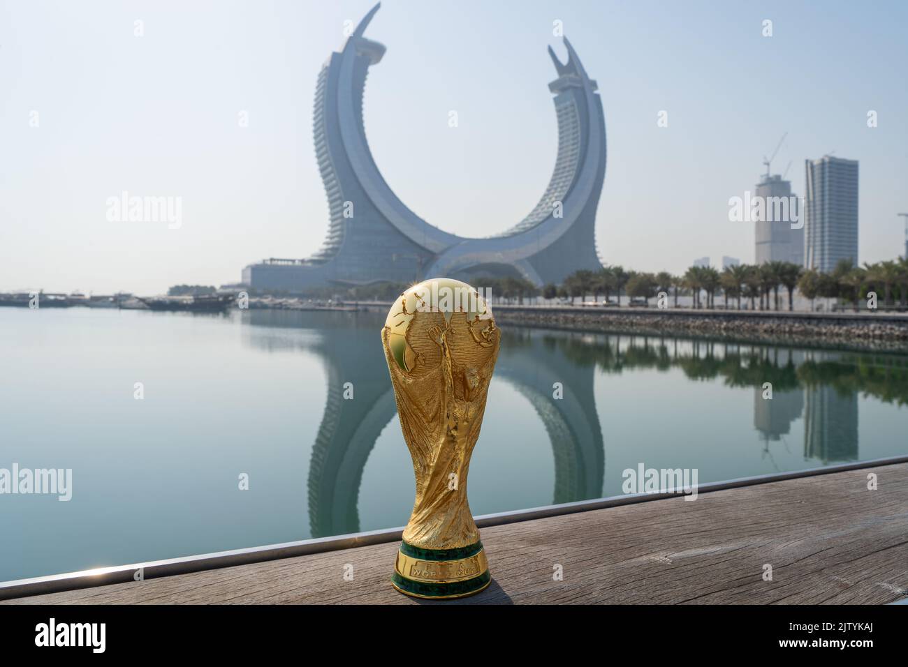 DOHA, QATAR - 2 SETTEMBRE 2022: Trofeo della Coppa del mondo FIFA sullo sfondo del Katara Twin Tower Hotel, Lusail Marina Park Doha, Qatar. Foto Stock