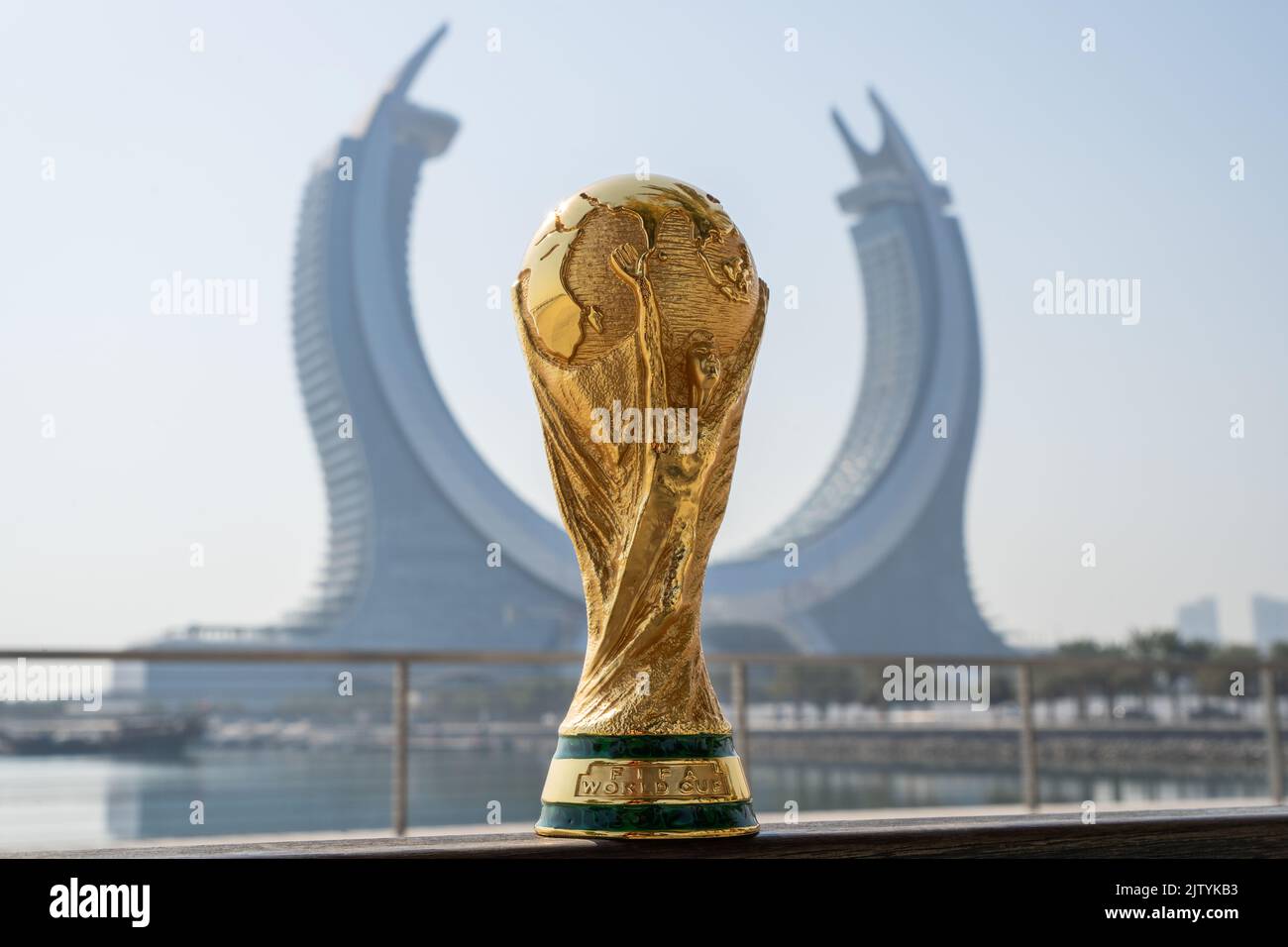 DOHA, QATAR - 2 SETTEMBRE 2022: Trofeo della Coppa del mondo FIFA sullo sfondo del Katara Twin Tower Hotel, Lusail Marina Park Doha, Qatar. Foto Stock