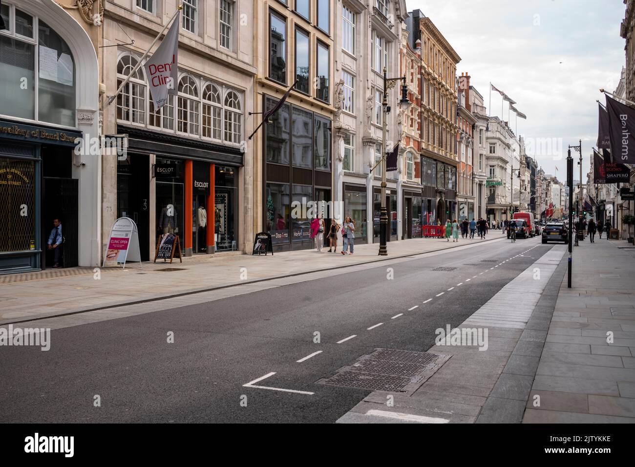 New Bond Street Londra, Regno Unito. 2nd Set, 2022. New Bond Street, sede dei negozi di lusso di Londra. Via e negozi vuoti di acquirenti e clienti. Un segno del costo della crisi vivente ed alti tassi di inflazione di oltre 10 per cento, il più alto da febbraio 1982. Credit: Rena Pearl/Alamy Live News Foto Stock