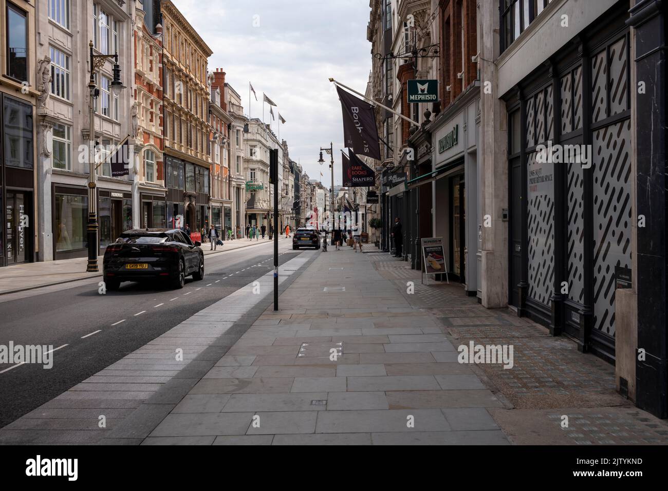 New Bond Street Londra, Regno Unito. 2nd Set, 2022. New Bond Street, sede dei negozi di lusso di Londra. Via e negozi vuoti di acquirenti e clienti. Un segno del costo della crisi vivente ed alti tassi di inflazione di oltre 10 per cento, il più alto da febbraio 1982. Credit: Rena Pearl/Alamy Live News Foto Stock