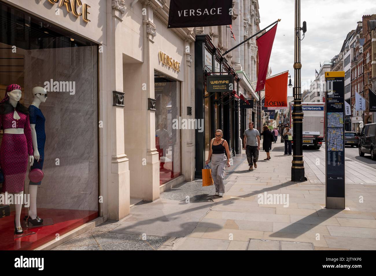 New Bond Street Londra, Regno Unito. 2nd Set, 2022. New Bond Street, sede dei negozi di lusso di Londra. Via e negozi vuoti di acquirenti e clienti. Un segno del costo della crisi vivente ed alti tassi di inflazione di oltre 10 per cento, il più alto da febbraio 1982. Credit: Rena Pearl/Alamy Live News Foto Stock