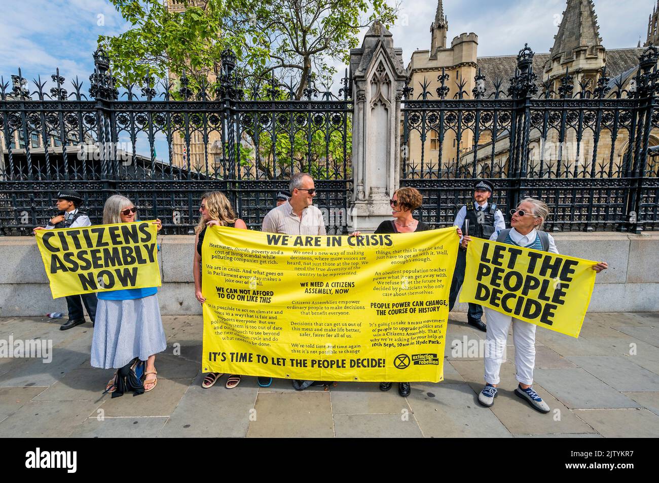 Londra, Regno Unito. 2nd Set, 2022. I manifestanti hanno utilizzato serrature per biciclette per attaccarsi ai cancelli del Parlaiment - persone con striscioni in piedi in sostegno come sono arrestati. La ribellione di estinzione chiede al parlamento di "lasciare decidere il popolo”. XR torna con una protesta al di fuori e all'interno del Parlamento. Credit: Guy Bell/Alamy Live News Foto Stock