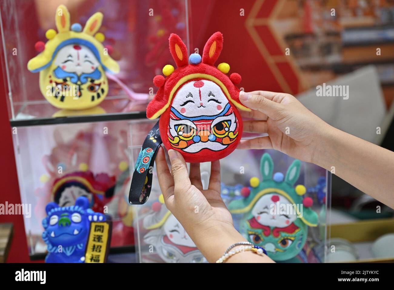 Pechino, Cina. 2nd Set, 2022. Un membro dello staff mostra un prodotto creativo durante la Fiera Internazionale Cinese del Commercio dei servizi (CIFTIS) del 2022 a Pechino, capitale della Cina, 2 settembre 2022. Il CIFTIS 2022 si tiene a Pechino dal 31 agosto al 5 settembre presso il China National Convention Center e il Parco Shougang. Credit: Li Xin/Xinhua/Alamy Live News Foto Stock