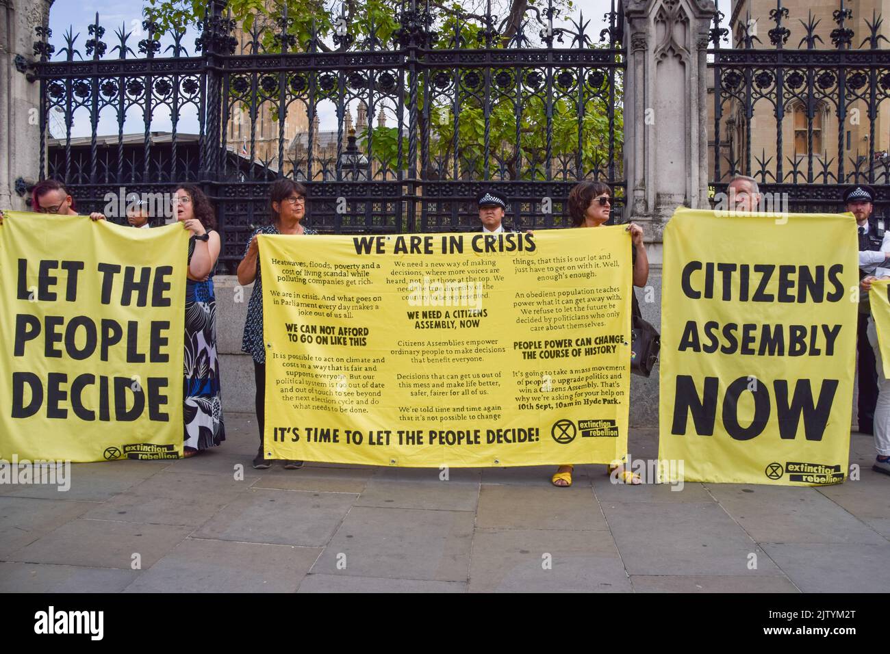 Londra, Regno Unito. 2nd settembre 2022. I manifestanti tengono striscioni. Estinto i manifestanti della ribellione si sono incollati all'interno del Parlamento mentre altri si sono bloccati e incollati all'esterno, chiedendo un'Assemblea dei cittadini. Credit: Vuk Valcic/Alamy Live News Foto Stock