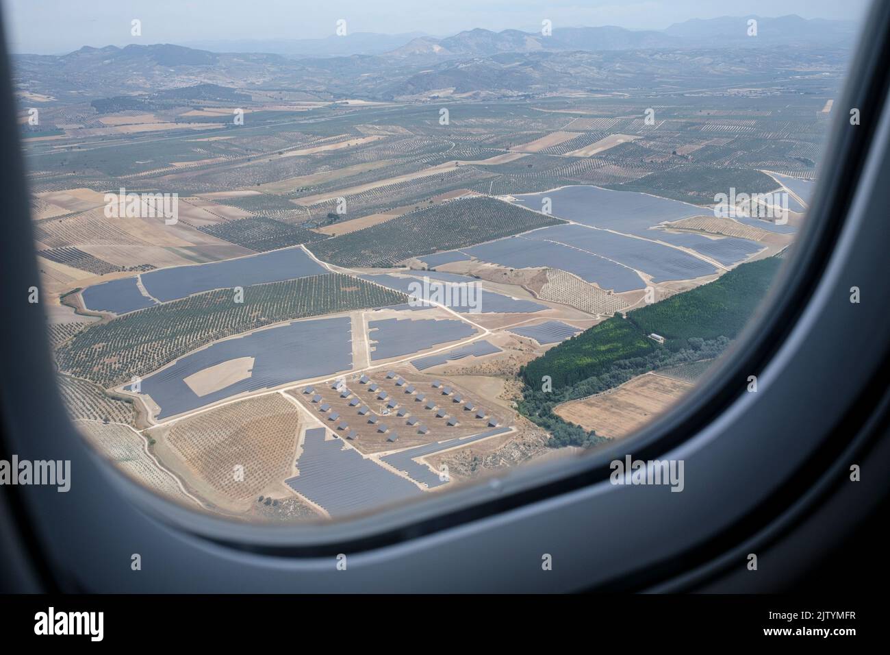 Pannelli solari fotovoltaici dall'alto mentre si viaggia in aereo da Madrid a granada, su un aereo Bombardier CRJ1000, Spagna Foto Stock