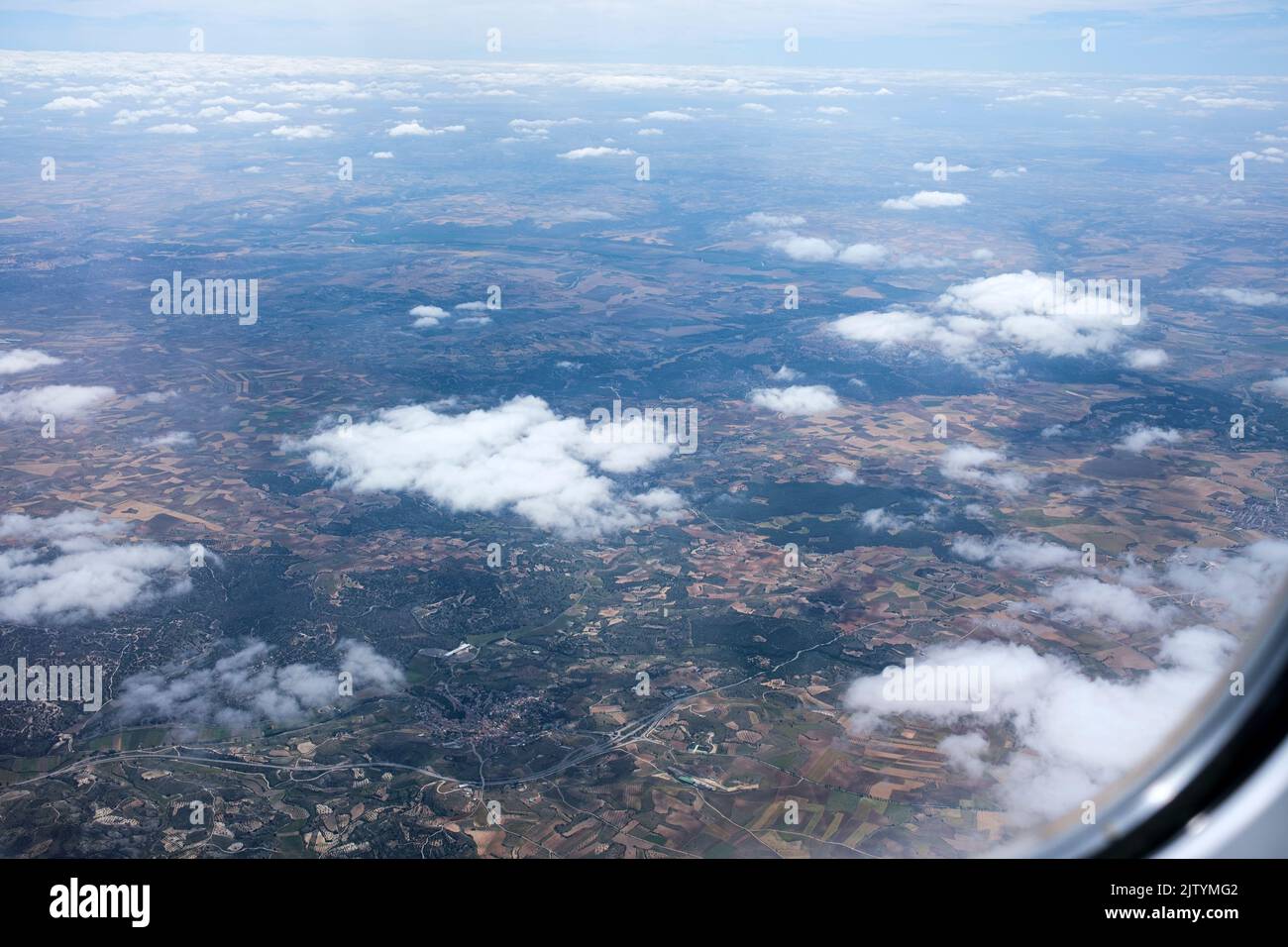 Attraverso la finestra dall'interno della cabina sul paesaggio mentre si viaggia in aereo da Madrid a granada, su un aereo Bombardier CRJ1000, Spagna Foto Stock