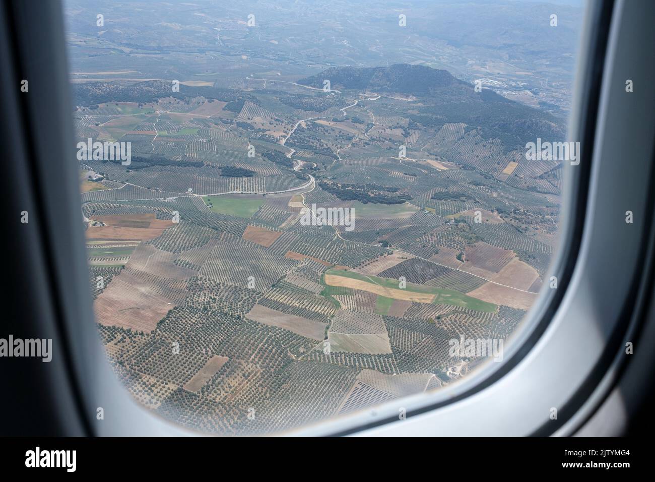 Attraverso la finestra dall'interno della cabina sul paesaggio mentre si viaggia in aereo da Madrid a granada, su un aereo Bombardier CRJ1000, Spagna Foto Stock